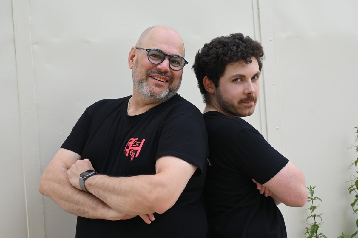 Thibault Affre, auteur et metteur en scène de « Hadria et les Elohim », avec un membre de l'équipe artistique